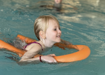 Eleni schwimmt Kutego